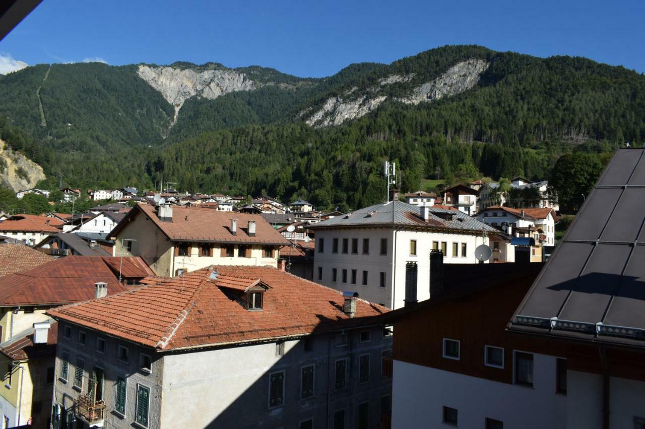 Lozzo Di Cadore - Dolomiti - Piazza IV Novembre Lozzo Cadore Bagian luar foto